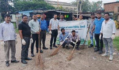 HURL_INDIA's tweet image. HURL Sindri Unit conducted a cleanliness campaign around office premises, reaching out to locals at Sherpura Stand, Sindri. Together, we’re raising awareness for a cleaner community! 🧹 

#SwachchtaHiSewa
#CleanlinessCampaign
#CommunityAwareness
#HURL