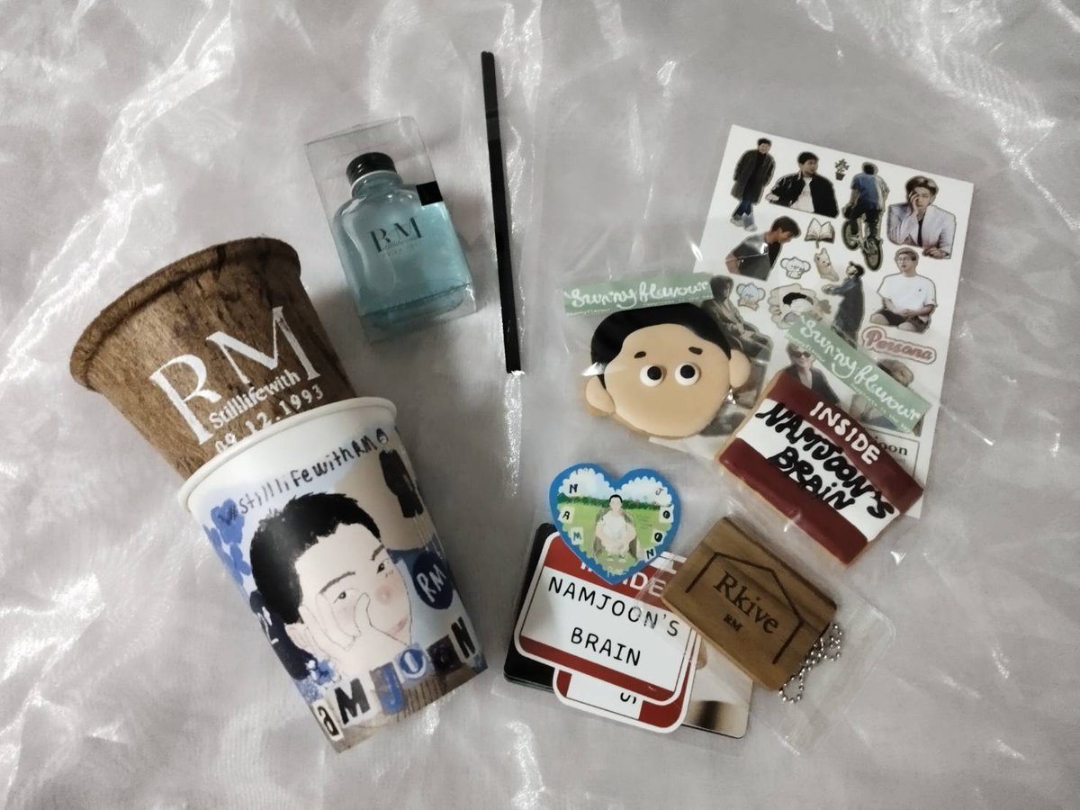 meuzq_'s tweet photo. ได้รับน้องมาเเล้วนะคะ น่ารักทุกอย่างเลย คุ้กกี้น่ารักมากๆๆๆจนไม่กล้ากินเลย กอวก็น่ารักทุกชิ้น (จริงๆน้องมาถึงกบายวันเเล้วเเต่เพิ่งรู้ว่ารีวิวเเท็กนี้ขอโทษที่รีวิวช้านะคะ 🙌 #StillLifeWithRM https://t.co/XRRexp03cW