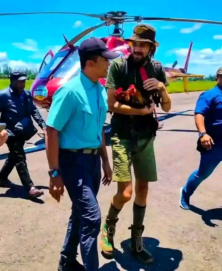 Philip Mark Mehrtens diberikan ayam kampung sebagai oleh-oleh saat di kembalikan oleh TPNPB. TPNPB telah melakukan tindakan humanis terhadap tahanan sipil.