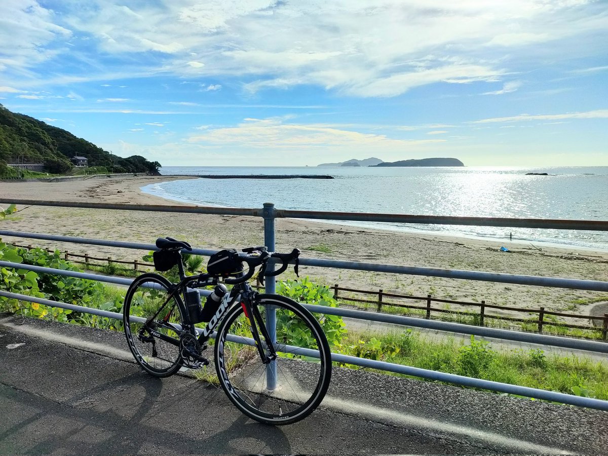 yurucyclist's tweet photo. 昨日のライド🚴

朝は曇ってて小雨もパラリしてたけど、次第に晴れてきたっ🌞

道の駅宍喰温泉につく頃には空も海も超キレイに✨

その分、日射しはキツかったけど青い空と青い太平洋を堪能できましたっ✌️

#ロードバイク
#サイクリング https://t.co/WyronBxY6T