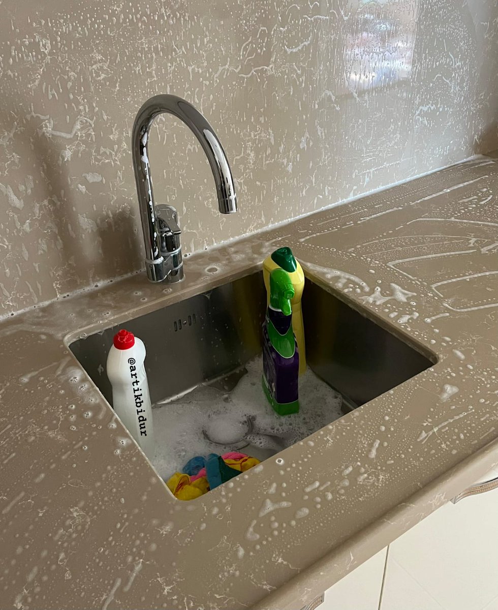 kizlar
ve
kafasının içindeki 
sesleri
susturmak için 
buldukları
yöntemler