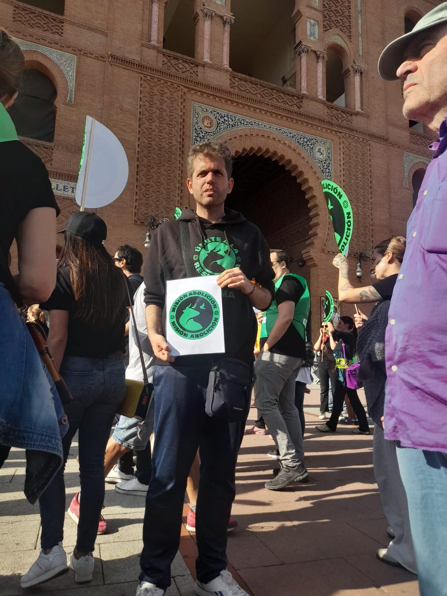 CyLPACMA's tweet photo. Ayer CyL se movilizó a Madrid para acabar con la tauromaquia.
No pararemos hasta cerrar todas las plazas y acabar con todos y cada uno de los crueles festejos populares donde maltratan animales !!
#MisionAbolicion #NoEsMiCultura https://t.co/W3ikzOGOPe