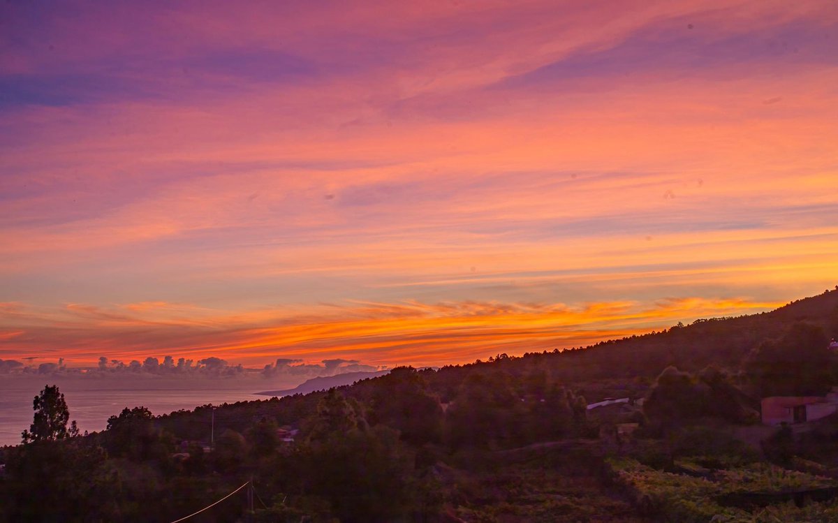 plouer1's tweet photo. As we get into Autumn, the sunrises and sunsets here in Tenerife get more spectacular, this was dawn yesterday morning from North Tenerife. https://t.co/dzIcqHHtQH