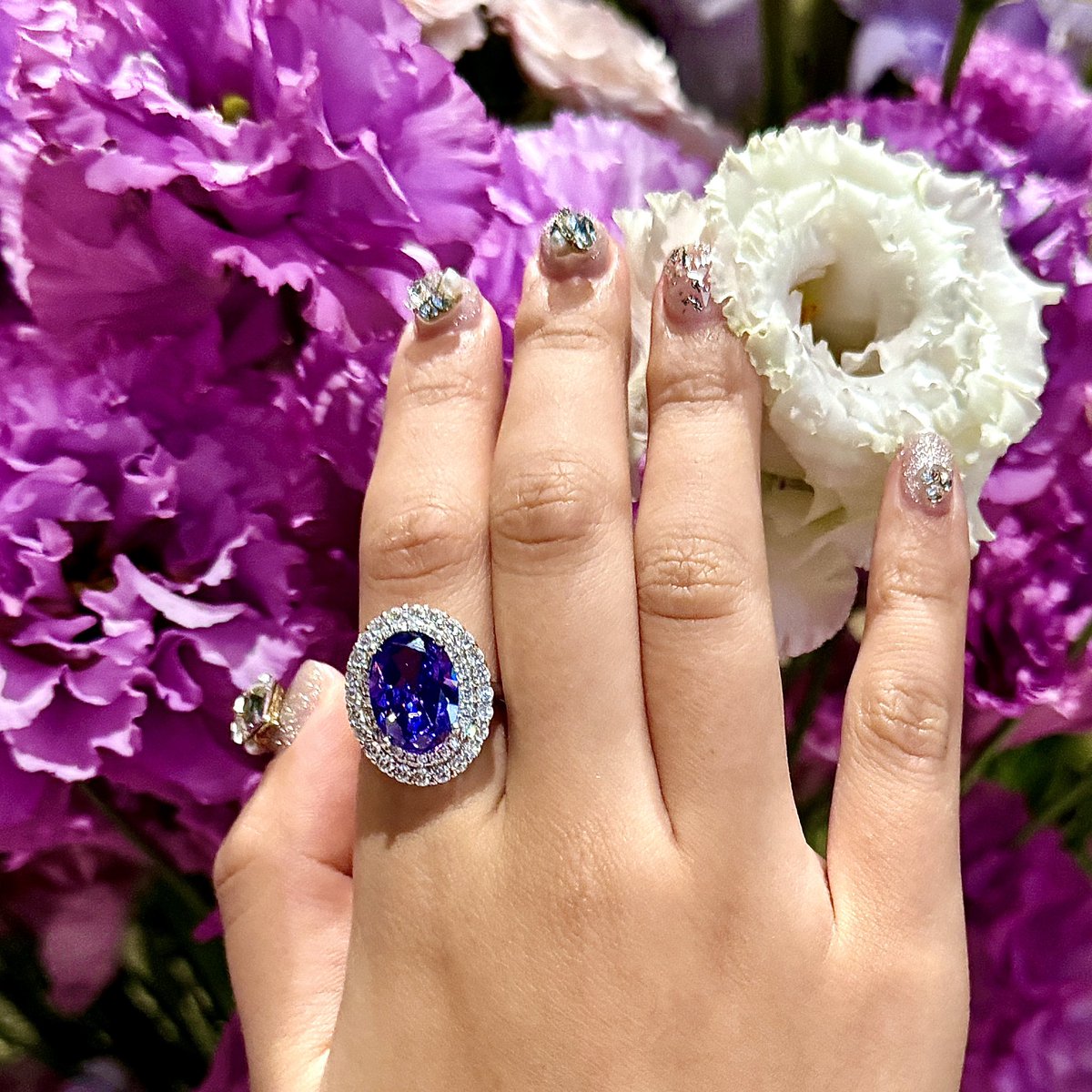 ZONGSIAJEWELRY's tweet image. Embrace royal sophistication with the Royal Amethyst Halo Cocktail Ring. This vibrant purple gem, encircled by shimmering stones, adds a regal touch to your look. Perfect for making a bold statement at any event. #ZONGSIA #RoyalAmethyst #HaloRing #RegalStyle