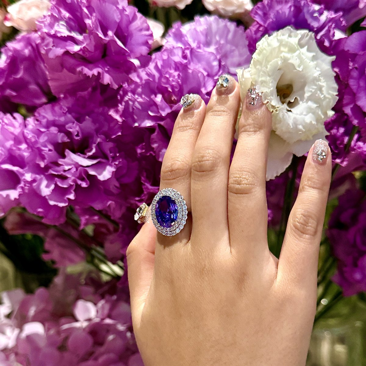 ZONGSIAJEWELRY's tweet image. Embrace royal sophistication with the Royal Amethyst Halo Cocktail Ring. This vibrant purple gem, encircled by shimmering stones, adds a regal touch to your look. Perfect for making a bold statement at any event. #ZONGSIA #RoyalAmethyst #HaloRing #RegalStyle