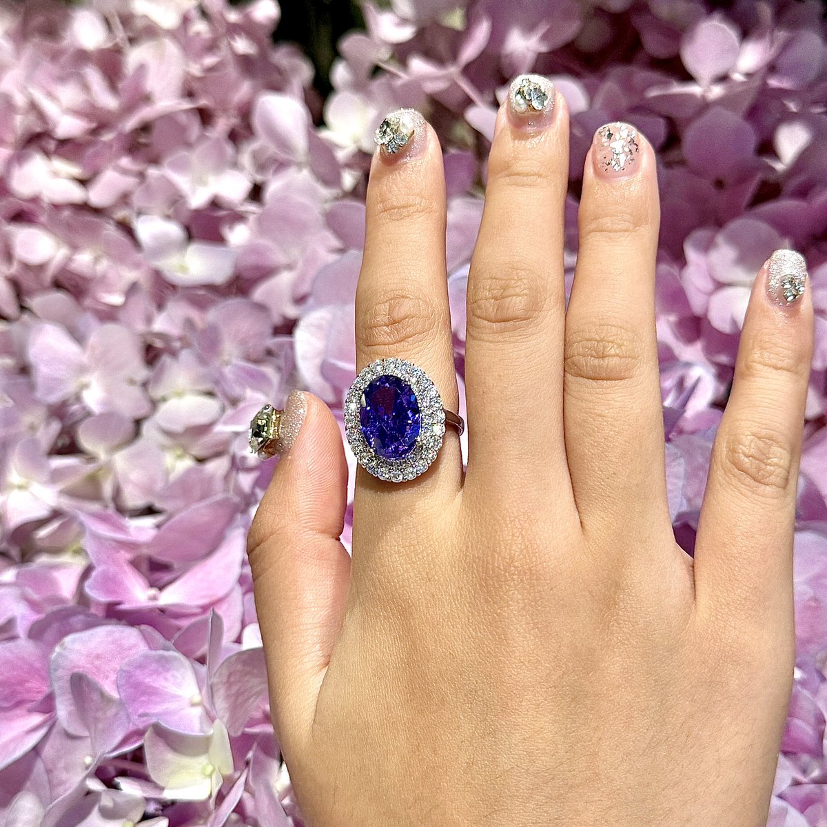 ZONGSIAJEWELRY's tweet image. Embrace royal sophistication with the Royal Amethyst Halo Cocktail Ring. This vibrant purple gem, encircled by shimmering stones, adds a regal touch to your look. Perfect for making a bold statement at any event. #ZONGSIA #RoyalAmethyst #HaloRing #RegalStyle