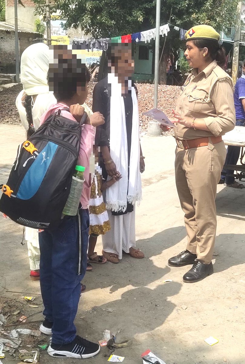 bareillypolice's tweet photo. थाना सीबीगंज #bareillypolice की महिला सुरक्षा हेतु विशेष दल द्वारा #MissionShakti फेज-4 अभियान के तहत सार्वजनिक स्थानों पर भ्रमण कर महिलाओं/बालिकाओं को हेल्पलाइन नं0 1090,181, 112,1076 आदि के बारे में जानकारी देकर जागरूक किया गया।
#ShePoweredUP
#UPPolice https://t.co/4MiXT612aL