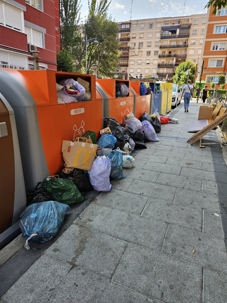 Abandono total en algunos barrios de Alcorcón
Foto realizada 22-09-24 a las 12:30 pm
<a href="/AytoAlcorcon/">Ayuntamiento de Alcorcón</a> <a href="/EsmasAlcorcon/">ESMASA Alcorcón</a> <a href="/AlcorconSalud/">Salud Pública y Consumo</a> <a href="/alcorconhoy/">alcorconhoy.com</a> <a href="/alcorcontoday/">Alcorcón Today</a> 
Después dicen q reciclemos y usemos coches eléctricos