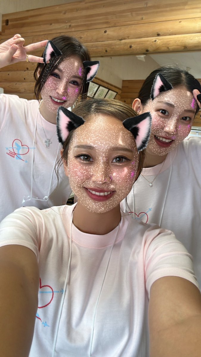 Mercedes20K's tweet photo. 好評やったので、最後に運営女子Part②
美人三姉妹でしょ？😹
皆様また来年お会いしましょう︎💕︎

#スーパーカーandエアーフェスin小松 https://t.co/lvMLbp2nFz