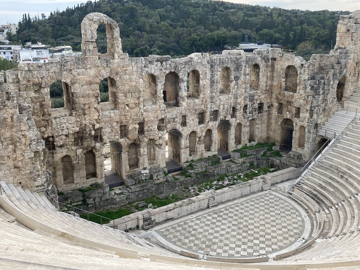 yui_mdk's tweet photo. 今年🇬🇷旅行したんでシシン先生の投稿パルテノン神殿とか自分でも行った場所ならなんとなく把握出来るようになってるの感慨深い https://t.co/Wso3ZF1rur