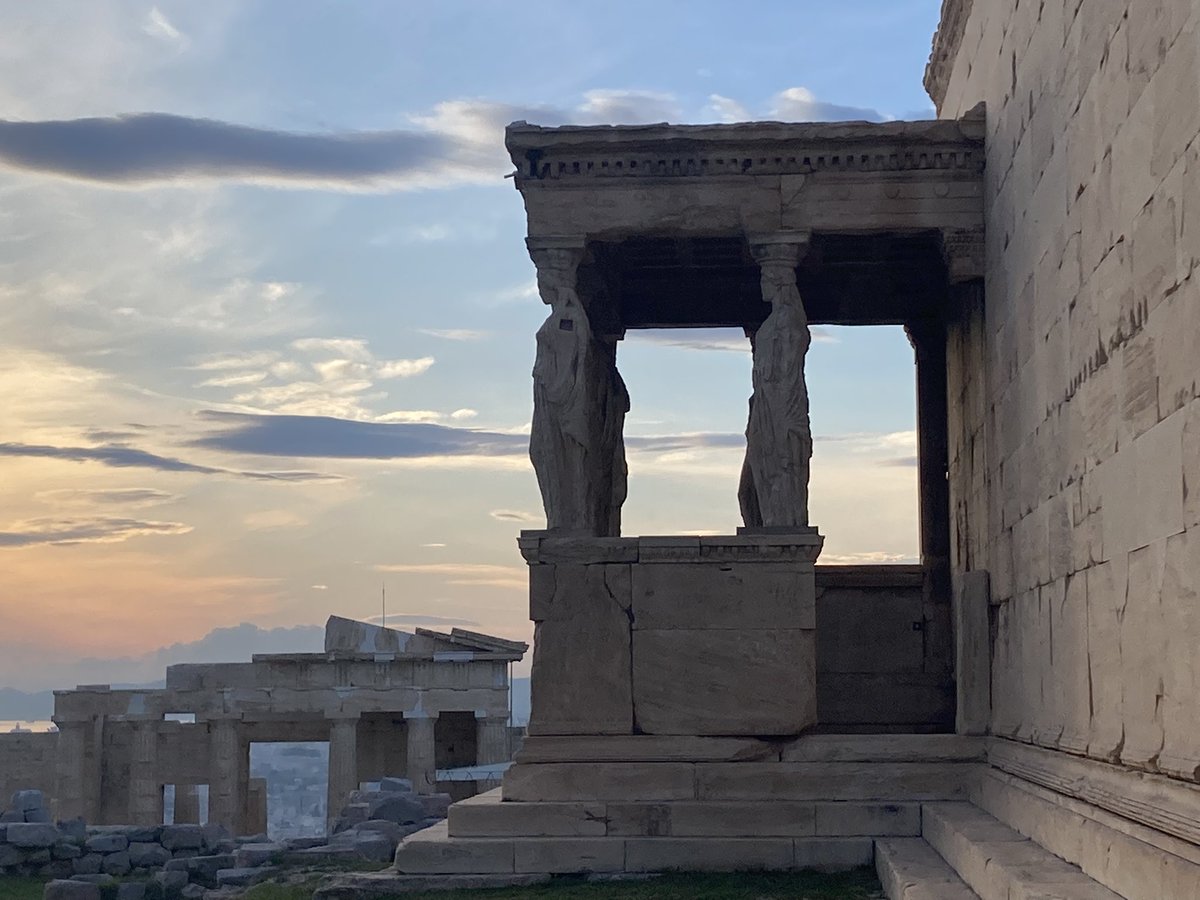 yui_mdk's tweet photo. 今年🇬🇷旅行したんでシシン先生の投稿パルテノン神殿とか自分でも行った場所ならなんとなく把握出来るようになってるの感慨深い https://t.co/Wso3ZF1rur