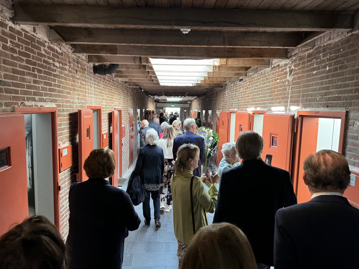 Stille tocht langs de cellen van het <a href="/NMOranjehotel/">Nationaal Monument Oranjehotel</a> , een voormalige gevangenis van de Duitse bezetter. Gisteren was de jaarlijkse herdenking. Al dat herdenken heeft niets geholpen, maar stoppen zou dommer dan ooit zijn.