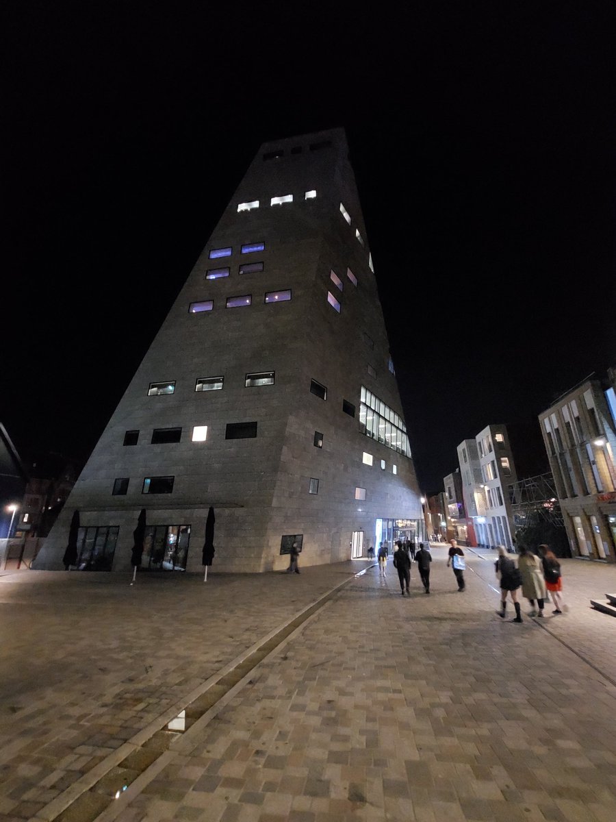 Gisteren twee 'Life lessons talks' gegeven tijdens de drukbezochte Groninger Museumnacht in het prachtige Forum. Over de relatie tussen mens en dier en de betekenis van moderne dierentuinen. Twee keer volle bak met een leuk internationaal publiek! #museumnacht #Groningen