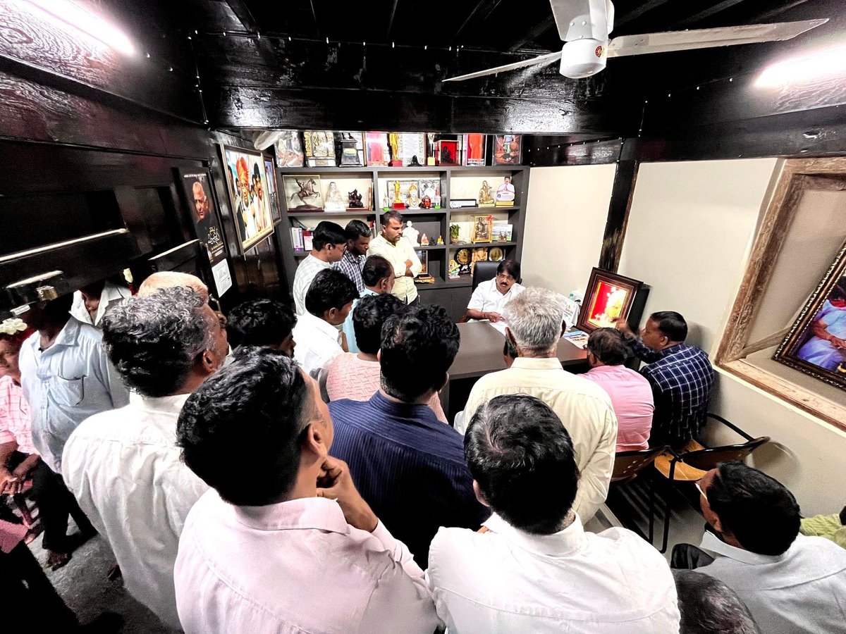 prideofkittur's tweet image. ಇಂದು ನಮ್ಮ ಗೃಹ ಕಛೇರಿಯಲ್ಲಿ ಜನತಾ ದರ್ಶನ ನಡೆಸಿ, ವಿವಿಧ ಸ್ಥಳಗಳಿಂದ ಆಗಮಿಸಿದ ಜನರ ಸಮಸ್ಯೆಗಳನ್ನು ಆಲಿಸಿ, ಅಹವಾಲುಗಳನ್ನು ಸ್ವೀಕರಿಸಿದೆ ಜತೆಗೆ ತ್ವರಿತಗತಿಯಲ್ಲಿ ಸ್ಪಂದಿಸುವುದಾಗಿ ತಿಳಿಯಪಡಿಸಿದೆ.
Babasaheb D Patil  #kittur  #MLA2023