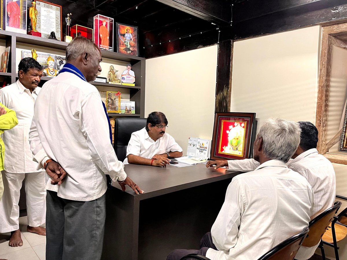 prideofkittur's tweet image. ಇಂದು ನಮ್ಮ ಗೃಹ ಕಛೇರಿಯಲ್ಲಿ ಜನತಾ ದರ್ಶನ ನಡೆಸಿ, ವಿವಿಧ ಸ್ಥಳಗಳಿಂದ ಆಗಮಿಸಿದ ಜನರ ಸಮಸ್ಯೆಗಳನ್ನು ಆಲಿಸಿ, ಅಹವಾಲುಗಳನ್ನು ಸ್ವೀಕರಿಸಿದೆ ಜತೆಗೆ ತ್ವರಿತಗತಿಯಲ್ಲಿ ಸ್ಪಂದಿಸುವುದಾಗಿ ತಿಳಿಯಪಡಿಸಿದೆ.
Babasaheb D Patil  #kittur  #MLA2023