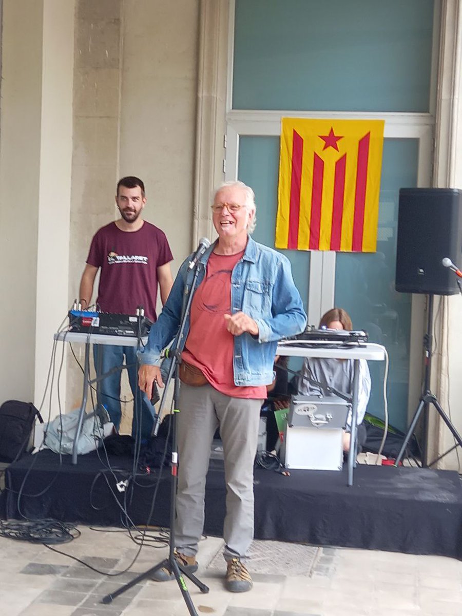 L’acte ple a bessar en suport a les companyes de <a href="/Detingudes23S/">Detingudes23S</a>.

La solidaritat, la nsotra millor arma.