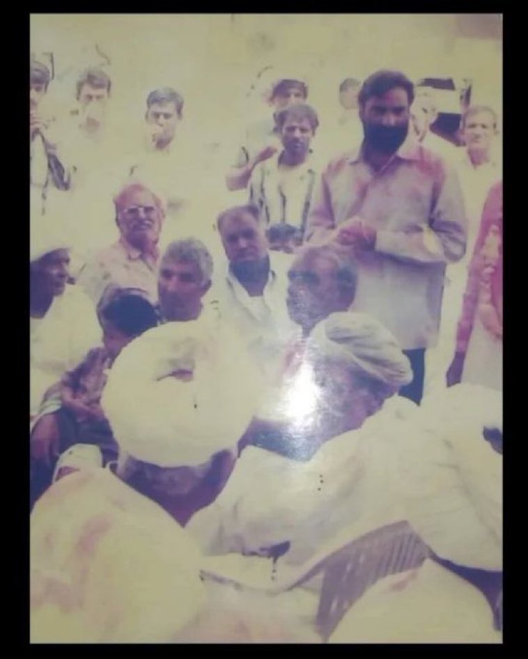 Rakesh_Rar_'s tweet photo. ये तस्वीर क्या बया करती है ………?
@hanumanbeniwal https://t.co/7fg6Cq6Td8