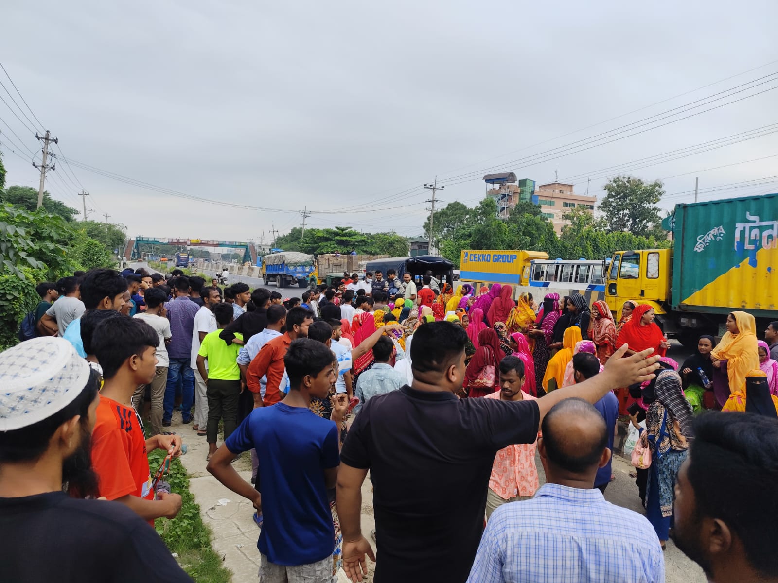 কালিয়াকৈরে জুতা তৈরি কারখানায় শ্রমিক বিক্ষোভ