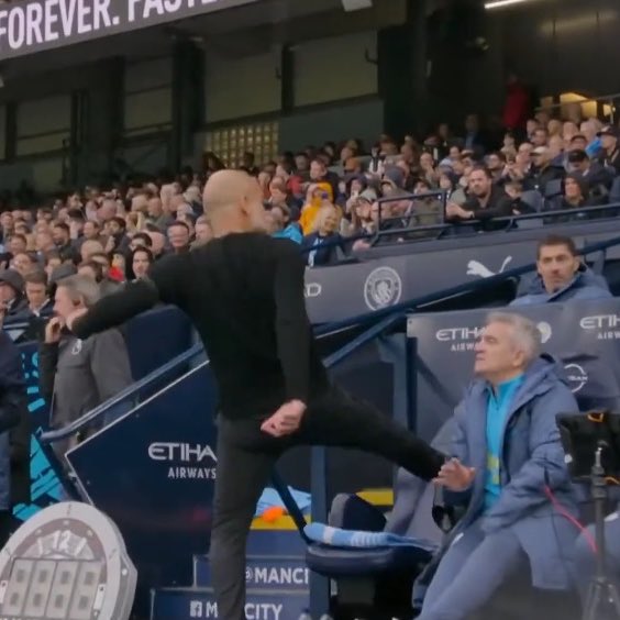 DavisDavis499's tweet photo. We have @FloydMayweather at the pitch...#ManCity https://t.co/0MBzlm0GpE
