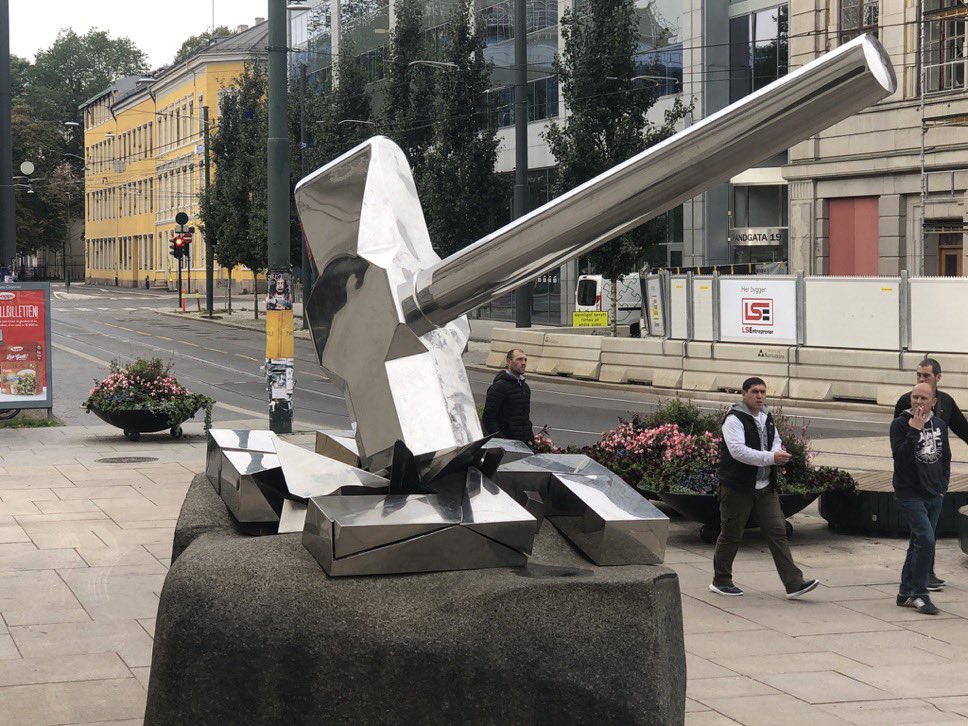 joakial_'s tweet photo. The ‘Crush Nazism’ monument outside Oslo Central Station is so rad https://t.co/apGdrh4tBK