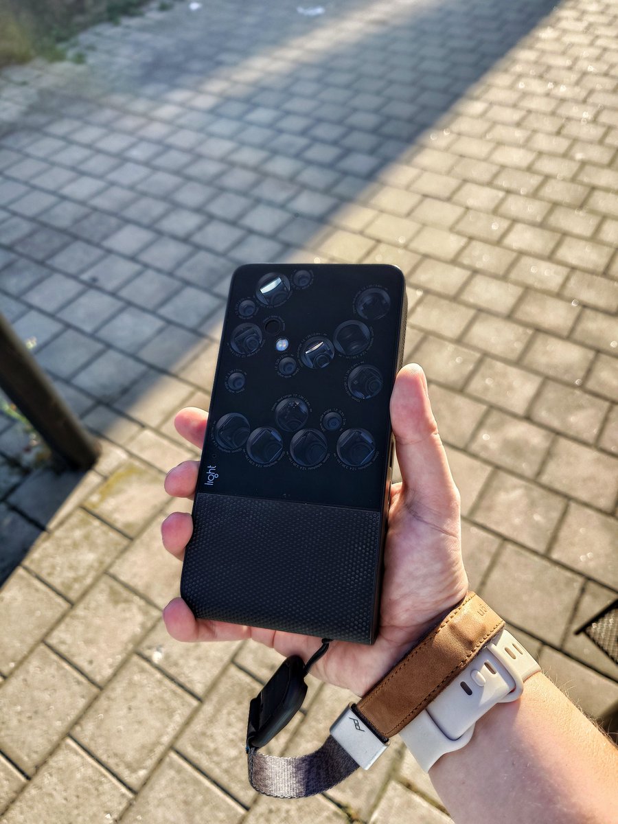 YTFFTW's tweet photo. New camera ๐ธ #lightl16 https://t.co/7N3KQ3nlrQ