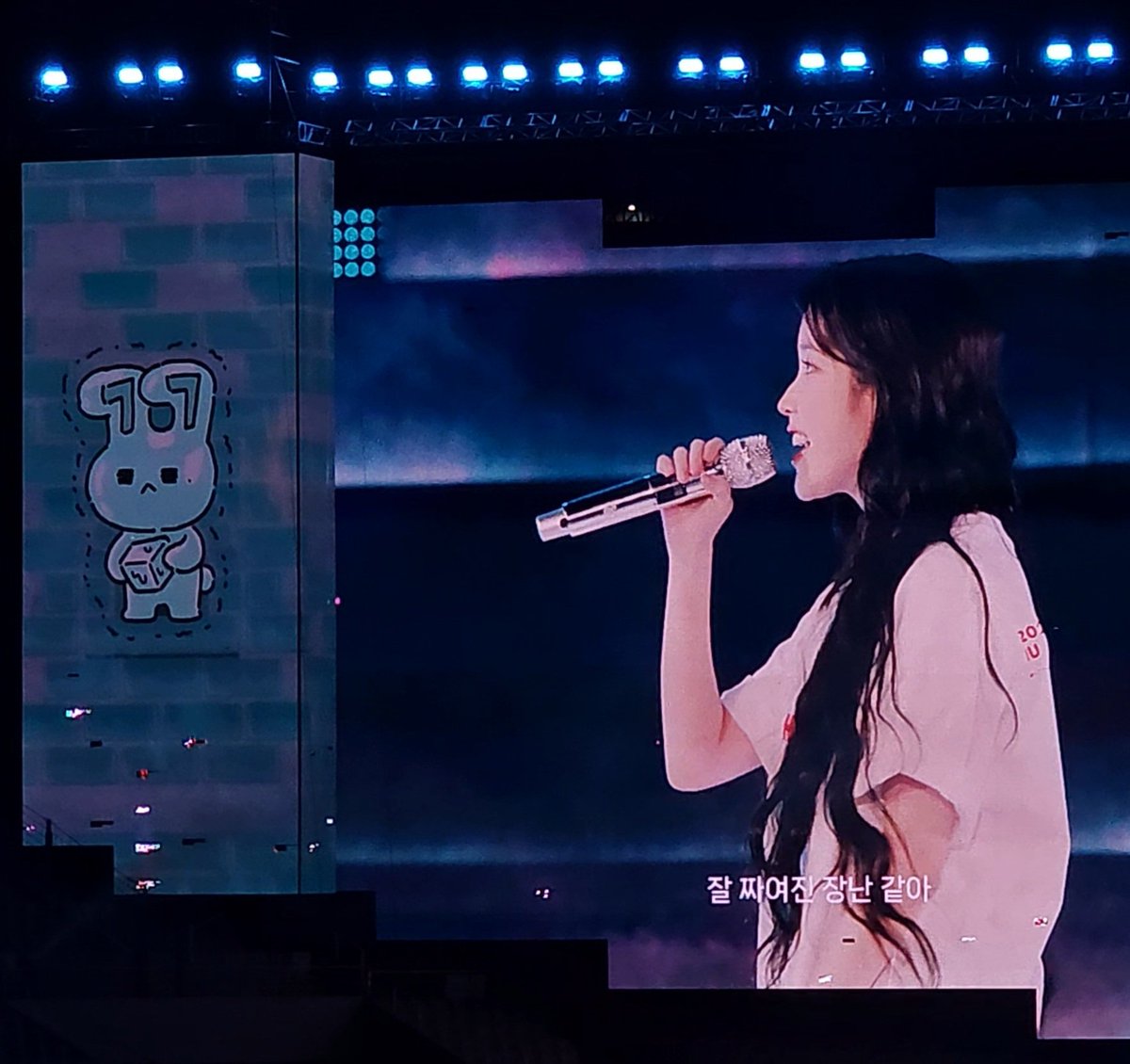 IU_one_scoop's tweet photo. 240922 서일콘
럭77ㅣ랑 꽁꽁 언 럭77ㅣ 
얘기하는 지은이가 왜케 귀엽누
unlucky 아니죠 꽁꽁 언 럭77ㅣ죠
#아이유 #IU #아이유콘서트 #HERTH https://t.co/pkjdj4TOKi