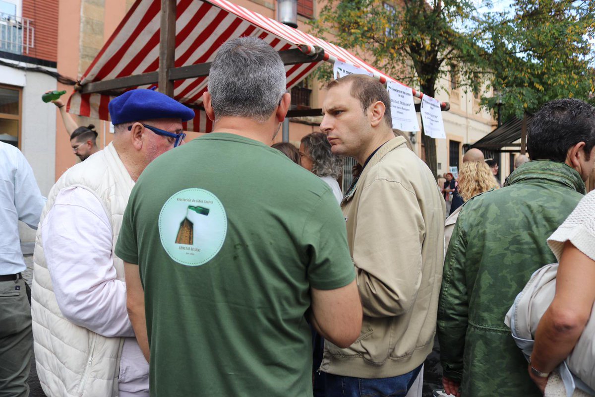 🍎🍏Hoy hemos disfrutado en la Plaza de la Colegiata de #Salas del IV Concurso de Sidra Casera.
📸<a href="/AdrianPumares/">Adrián Pumares</a>, acudió al certamen con el Alcalde de <a href="/FORO_Colunga/">FORO Colunga</a>, José Angel Toyos; el Alcalde de <a href="/AytoSalas/">Ayuntamiento Salas</a>, <a href="/SergioHidalgoA_/">Sergio Hidalgo Alonso</a>, y los concejales de <a href="/FOROAsturias/">FORO Asturias</a>, <a href="/AlexBeGar/">Alejandro Bermúdez</a> y Ana