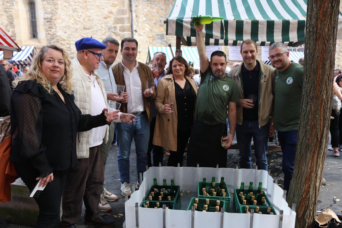 FOROAsturias's tweet photo. 🍎🍏Hoy hemos disfrutado en la Plaza de la Colegiata de #Salas del IV Concurso de Sidra Casera.
📸@AdrianPumares, acudió al certamen con el Alcalde de @FORO_Colunga, José Angel Toyos; el Alcalde de @AytoSalas, @SergioHidalgoA_, y los concejales de @FOROAsturias, @AlexBeGar y Ana Pérez Feito.
#mediorural #sectorprimario #sidra #Asturias #sidradeasturias
