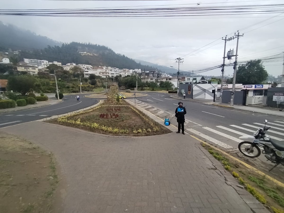 agentesdequito's tweet photo. ��🏻🚓👮🏻‍♀️ #QuitoOrdenado l Iniciamos actividades de control del buen uso del espacio público en todo el distrito. 💯

Al servicio de la comunidad #SomosAgentesDeQuito 💙 #QuitoRenace 🍃 https://t.co/iCjvOtSYLg