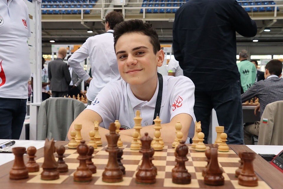 45. Satranç Olimpiyatı’nda A Milli takımımız Açık kategoride 7. İle eş puanlı 12. oldu. 👏🏻🇹🇷🇹🇷 194 ülkeden 977 sporcunun hamle yaptığı, sporcularımızın müthiş mücadelelere imza attığı Olimpiyatta GM Ediz Gürel 2. Masa üçüncüsü olarak da bronz madalya almayı başardı. 🇹🇷👏🏻