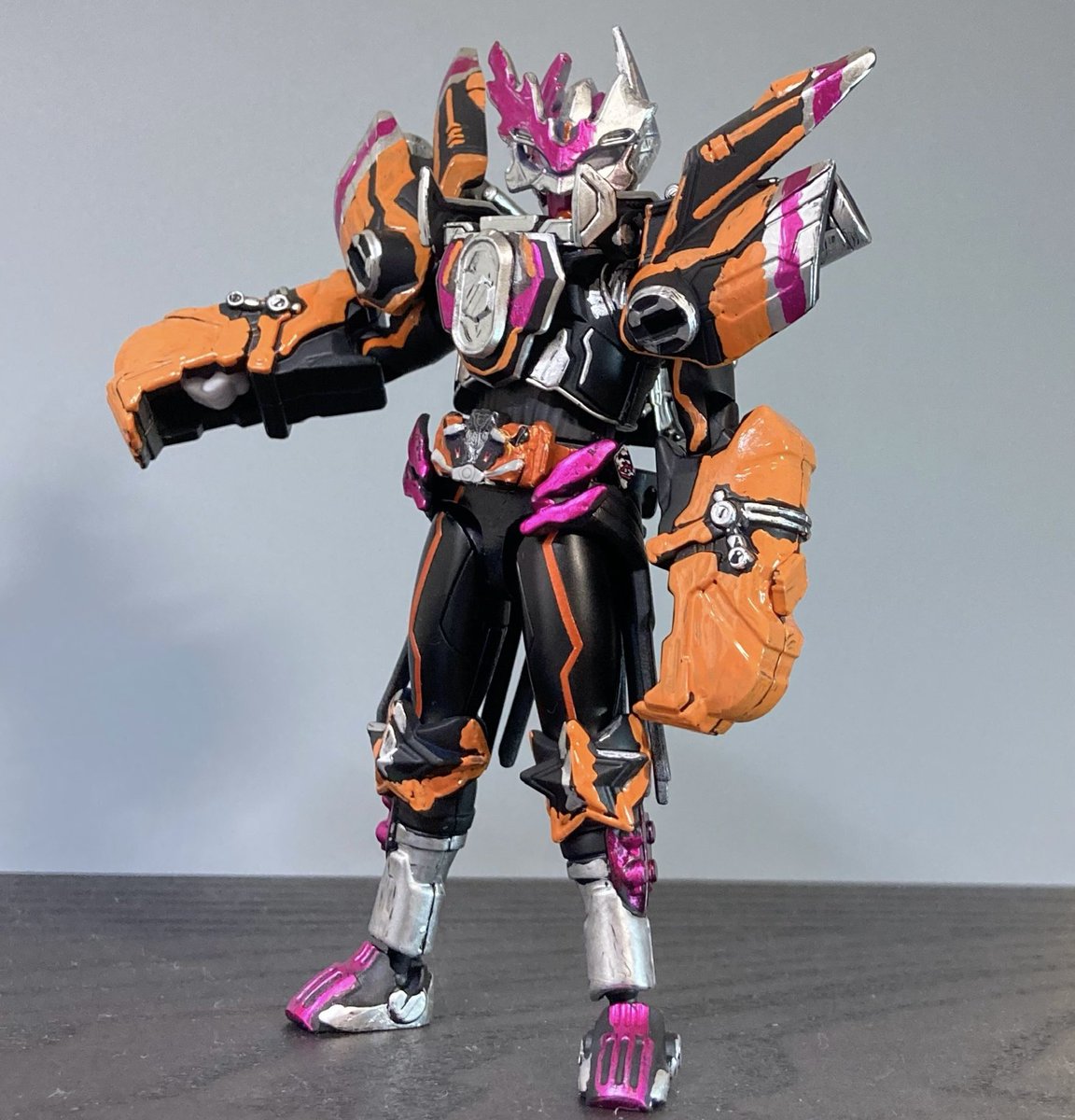 仮面ライダーハイパーヴァルバラド鉄神

レンキングロボの力を借りたハイパーマッハウィール、ハオーディンによって強化されたハイパーダイオーニの2枚で変身。肩のブースターで加速し必殺の打撃を繰り出す。ケミーへの負荷が大きい形態。
#装動 #装動新戦士