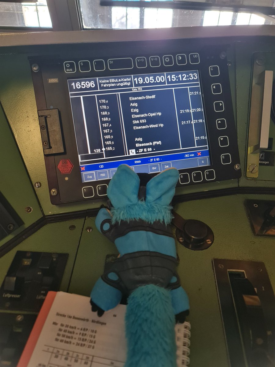 ProtoWithALoco's tweet image. he is entranced by the magic of EBuLa (Elektronischer Buchfahrplan und Verzeichniss der Langsamfahrstellen) with the decade old software version of 3.5