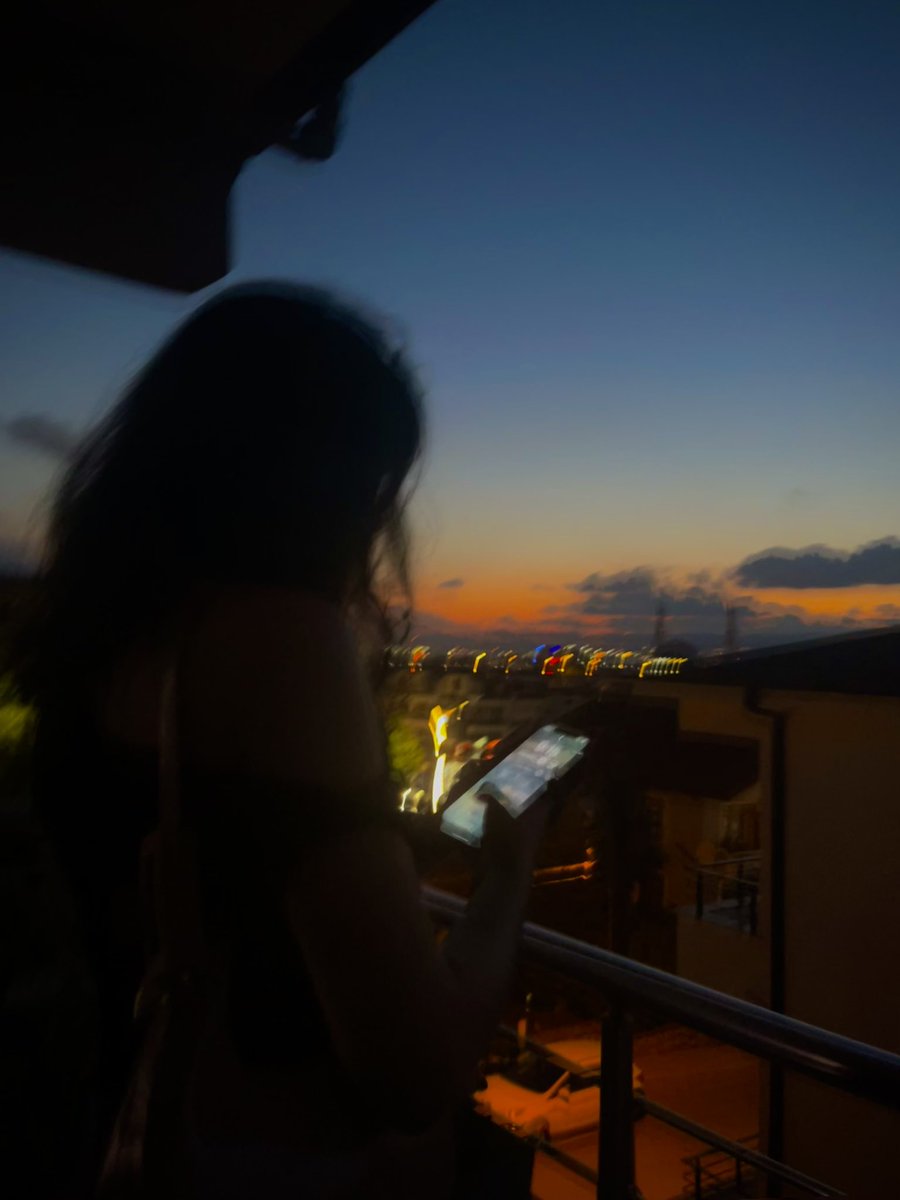 windrmains's tweet image. sunsets i wanna hear your voice