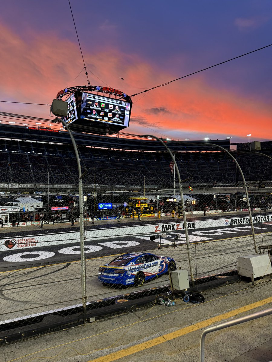 TFarbz's tweet photo. Hell of a race for @KyleLarsonRacin at @ItsBristolBaby! https://t.co/lVVPtcWxej