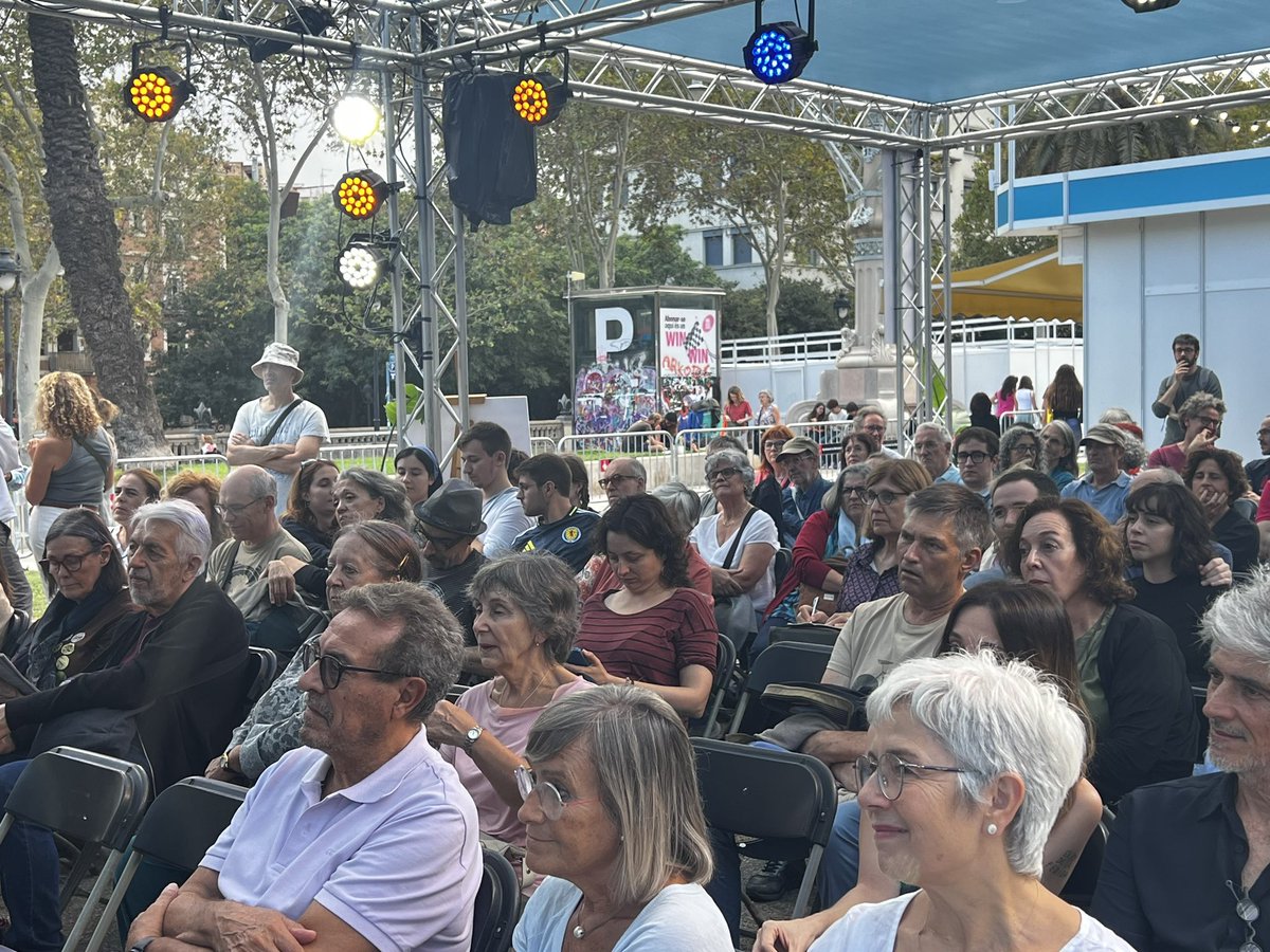 La Setmana (@lasetmana) on Twitter photo 👉A l’escenari 2, el traductor <a href="/mnlolle/">Manel Ollé 💭</a> i el poeta Enric Casasses ens parlen de la saviesa d’arreu, a través de la traducció del llibre ‘Apunts sobre pintura del monjo Carbassa Amarga’, del pintor Shitao. Editorial Tres Portals. <a href="/Poncianes/">Edicions Poncianes</a> 👉A l’escenari 2, el traductor <a href="/mnlolle/">Manel Ollé 💭</a> i el poeta Enric Casasses ens parlen de la saviesa d’arreu, a través de la traducció del llibre ‘Apunts sobre pintura del monjo Carbassa Amarga’, del pintor Shitao. Editorial Tres Portals. <a href="/Poncianes/">Edicions Poncianes</a>