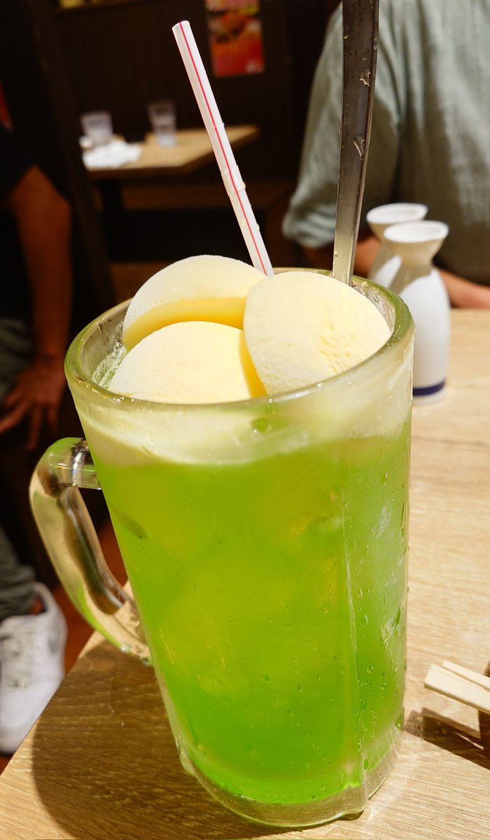 あやめりよさんとIKAさんと創作空間cafeアトリエで色紙交換会したり居酒屋でバカの唐揚とクリームソーダキメたりしてきました!!!楽しかった〜!!! 