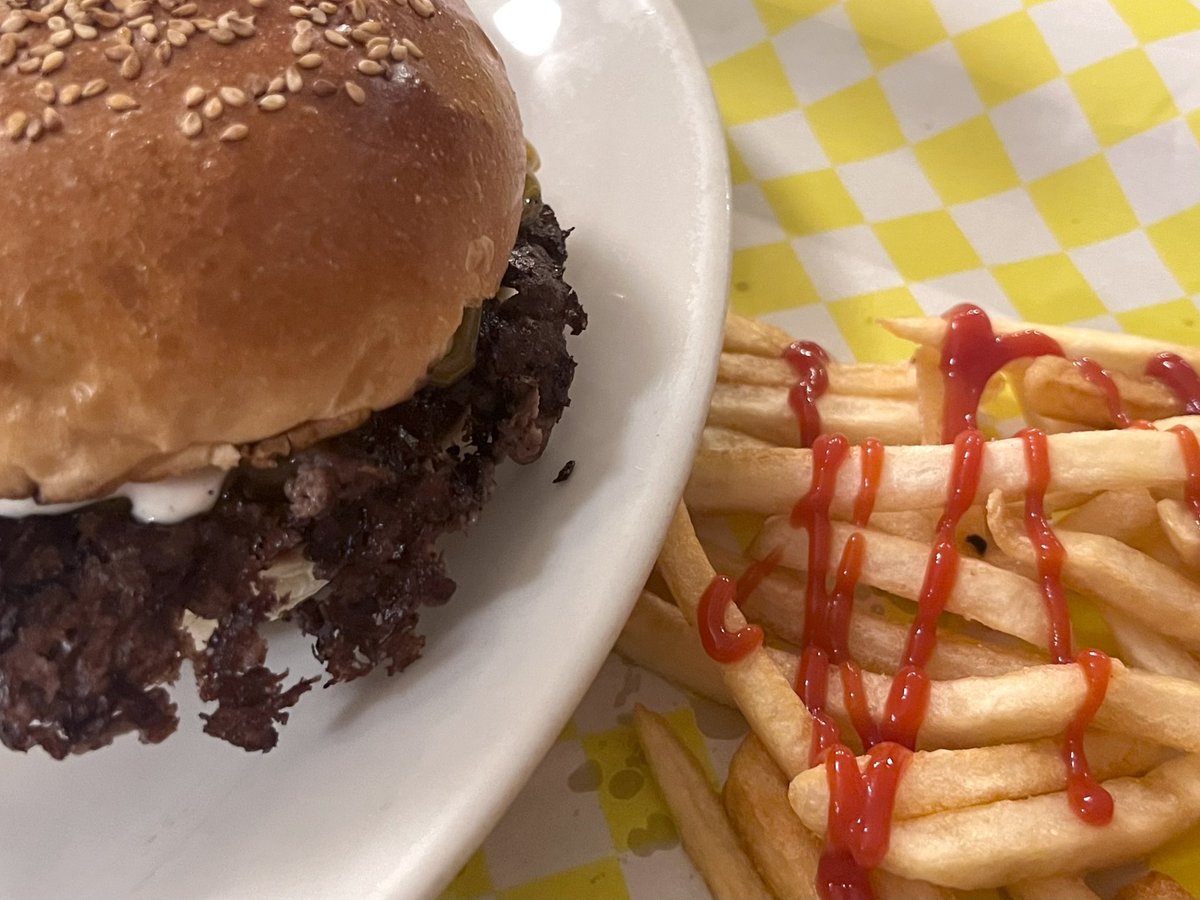 misosumiii's tweet photo. 비밀 버거 데이트 🍔😦 https://t.co/UCaLimXY4c