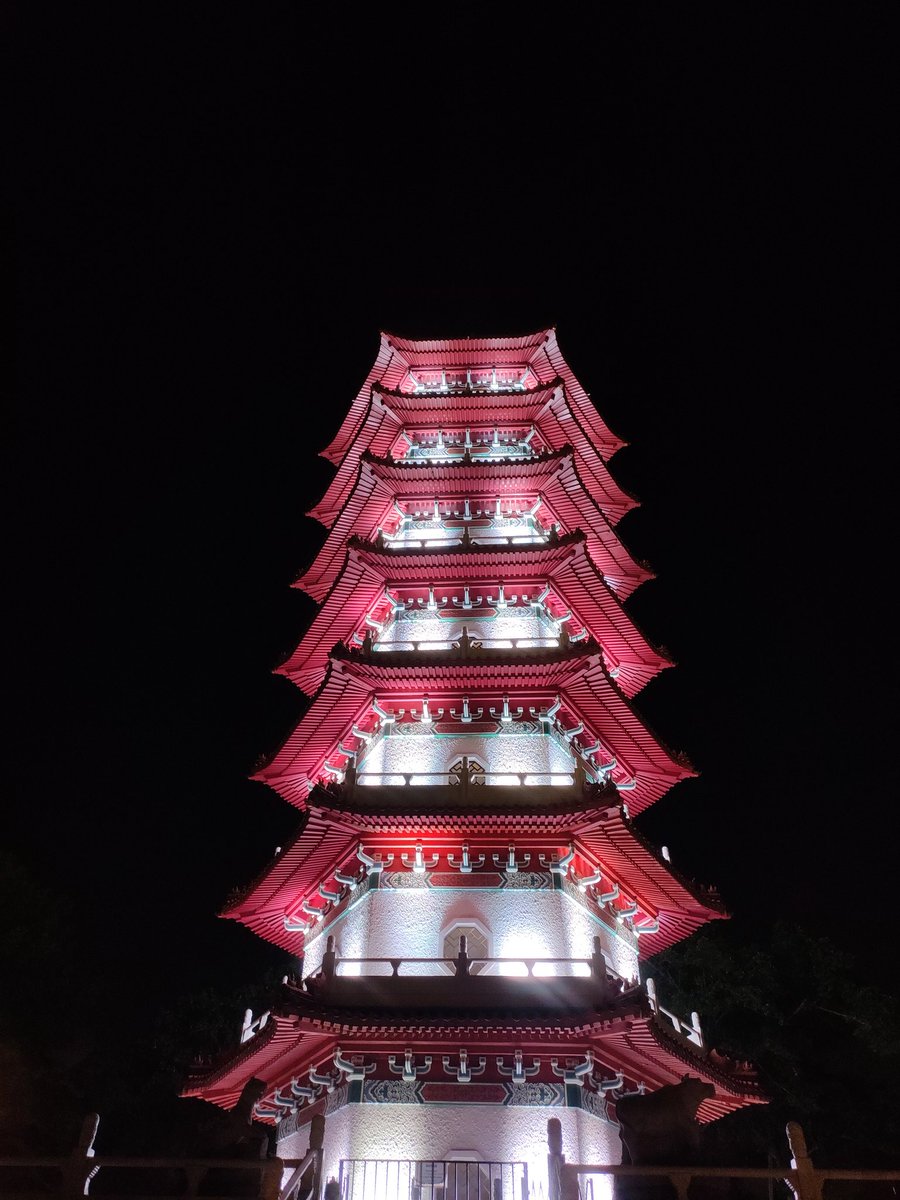 kasilingam_m's tweet photo. A famous traditional feature of Chinese architecture is the Stone Boat structure. Its design and architectural beauty are considered to be a fine art that has been praised by people throughout the world 🌎
.
.

#silentgraphy #silentgraphylove #photooftheday  #chinesegarden https://t.co/4f9ifBoZOC