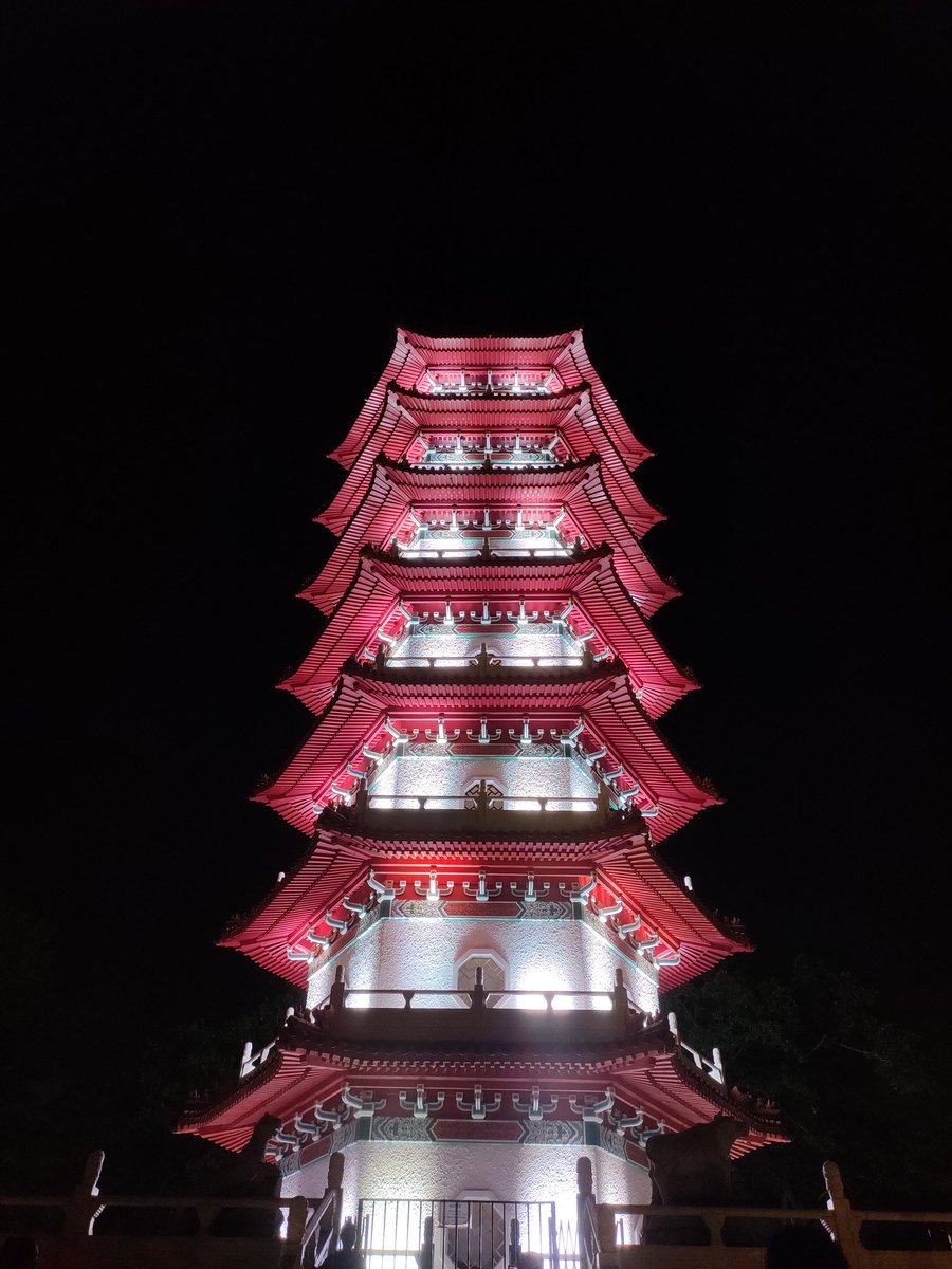 kasilingam_m's tweet photo. A famous traditional feature of Chinese architecture is the Stone Boat structure. Its design and architectural beauty are considered to be a fine art that has been praised by people throughout the world 🌎
.
.

#silentgraphy #silentgraphylove #photooftheday  #chinesegarden https://t.co/4f9ifBoZOC