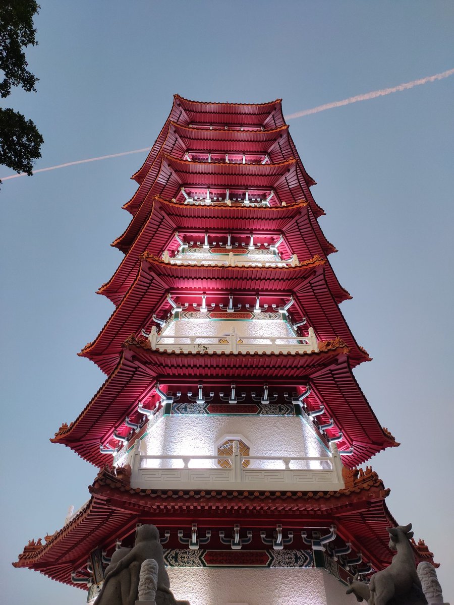 kasilingam_m's tweet photo. A famous traditional feature of Chinese architecture is the Stone Boat structure. Its design and architectural beauty are considered to be a fine art that has been praised by people throughout the world 🌎
.
.

#silentgraphy #chinesegarden #chinese #juronglakegardens #singapore https://t.co/l2xeLwQneL