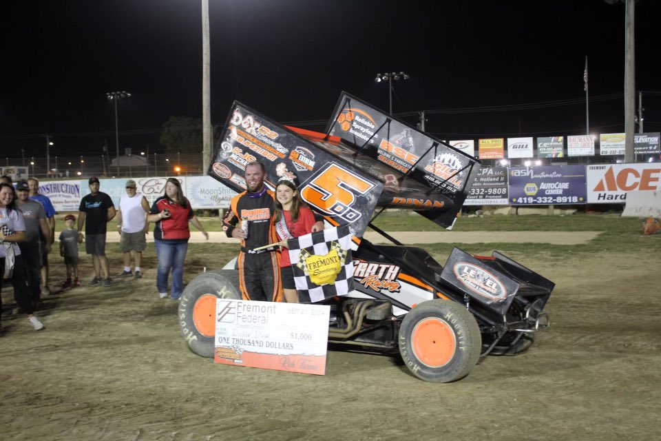 raehammer1's tweet photo. She will remember this one forever …finally got her picture with her dad in victory lane as Lil Miss👸🏁🏁 the video is priceless 🥰 https://t.co/34FUSwXaSj