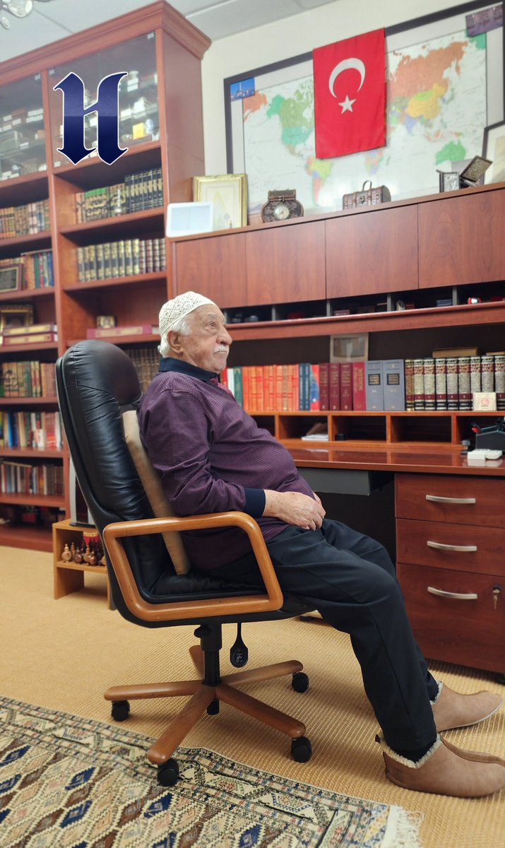 Muhterem Fethullah Gülen Hocaefendi, içerisinde on yılı aşkın bir süre ikamet ettiği ve bu zaman zarfında pekçok misafirini ağırladığı ana binamızı ziyaret ettiler.

“Sen bilinmedik ne insiyaklarla kuruldun,
Gelip geçen onca yârâna uğrak oldun;
Dilerim için de göründüğün gibi