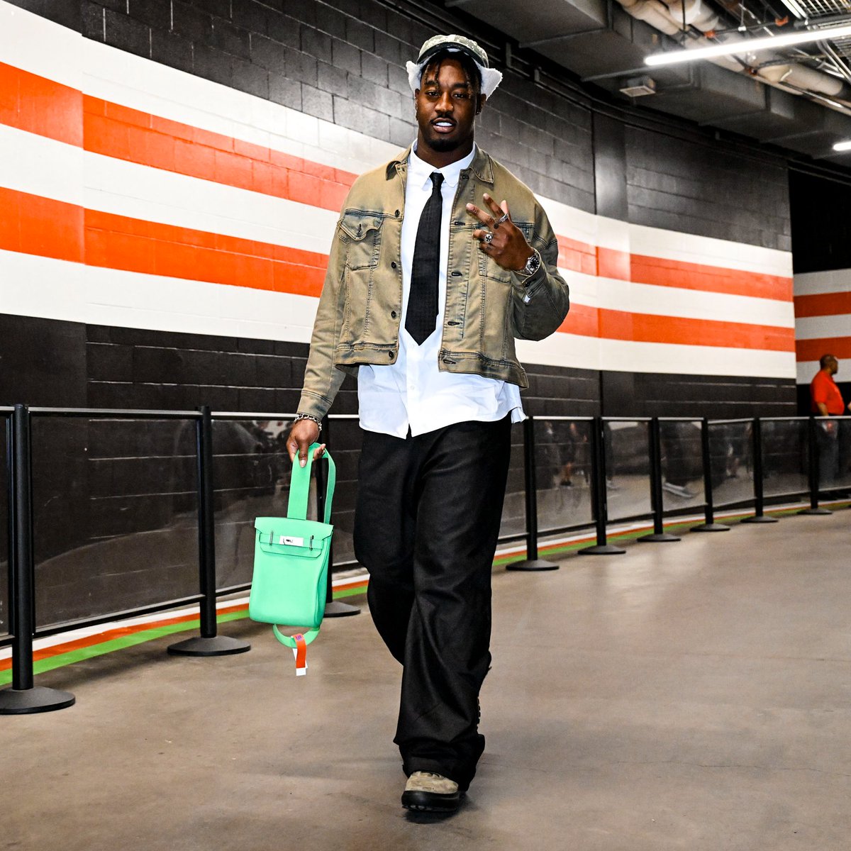 Browns's tweet photo. commute attire                        work attire https://t.co/2aU9seQ77j