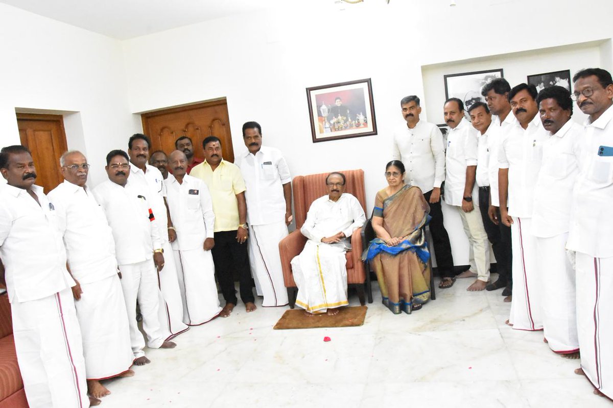 duraivaikooffl's tweet photo. மறுமலர்ச்சி மாமனிதர் இயக்கத்தந்தை வைகோ அவர்களின் 81 ஆவது பிறந்த நாள் விழா தமிழகமெங்கும் தமிழர் தலை நிமிர்வு நாளாக கொண்டாடப்பட்டது!

தந்தை பெரியாரின் ஒப்பற்ற மாணவர், பேரறிஞர் அண்ணாவின் அரசியல் வழித்தோன்றல், முத்தமிழறிஞர் டாக்டர் கலைஞர் அவர்களின் திராவிட இயக்கப் போர்கள், மறுமலர்ச்சி திராவிட முன்னேற்றக் கழகத்தின் சுவாசக் காற்றாகவும் இதயத்துடிப்பாகவும் விளங்கும் எங்கள் இயக்கத் தந்தை வைகோ அவர்களின் 81 வது பிறந்த நாளை “தமிழர் தலை நிமிர்வு நாளாக” தமிழகமெங்கும் உள்ள மறுமலர்ச்சி திமுக தோழர்கள் ரத்ததானம் வழங்கியும், ஏழைகள் மற்றும் ஆதரவற்றோர்களுக்கு உணவு வழங்கியும், கொடிகள் ஏற்றி நலத்திட்டங்கள் வழங்கியும் சிறப்பாக, தன்னெழுச்சியோடு கொண்டாடி வருகின்றனர். 

தலைநகர் சென்னையில், வட சென்னை கிழக்கு மாவட்டக் கழகத்தின் சார்பில் நான் கலந்து கொண்ட மூன்று நிகழ்ச்சிகளும் சிறப்பாக நடைபெற்றது. 

முதலாவதாக வடசென்னை கிழக்கு மாவட்டக் கழகச் செயலாளர், கழக உயர்நிலை குழு உறுப்பினருமான மாமன்ற உறுப்பினர் அண்ணன் சு.ஜீவன் அவர்களது ஏற்பாட்டில், எழும்பூர் மகப்பேறு மருத்துவமனையில் இன்று பிறந்த ஐந்து குழந்தைகளுக்கு தங்க மோதிரமும், குழந்தைகளுக்கு தேவையான ஆடை மற்றும் அத்தியாவசியப் பொருட்களின் தொகுப்பும் வழங்கினேன். 

அடுத்ததாக எழும்பூர் பகுதி கழக செயலாளர் மாமா தென்றல் நிசார் அவர்களின் ஏற்பாட்டில், சேத்துப்பட்டில் உள்ள லிட்டில் சிஸ்டர் ஆதரவற்ற முதியோர் காப்பகத்தில், 150 பேருக்கு நண்பகல் அசைவ உணவும் வழங்கினேன்.

அடுத்ததாக ராயபுரம் பகுதி கழக செயலாளர் சகோதரர் T. விஜயகணேஷ் ஏற்பாட்டில், ராயபுரம் ஆர் எஸ் ஆர் எம் மருத்துவமனையில் மூன்று குழந்தைகளுக்கு தங்க மோதிரமும் 100 பேருக்கு பரிசு பொருட்களும் வழங்கினேன்.

இதுபோல தமிழகம் முழுதும் பல்வேறு மாவட்டங்கள் ஒன்றிய நகர பகுதி கழகங்கள் சார்பில் எண்ணற்ற நலத்திட்ட உதவிகள் வழங்கி, இயக்கத் தந்தை வைகோ அவர்களின் 81 வது பிறந்த நாளை மக்கள் பயன் பெறும் நிகழ்வாக வடிவமைத்த அனைவருக்கும் என் மனமார்ந்த பாராட்டுகளை நன்றியை தெரிவித்துக் கொள்கிறேன்.

முன்னதாக சென்னை அண்ணா நகரில் உள்ள இல்லத்தில் சென்னை மண்டல மாவட்ட கழகச் செயலாளர்கள் மற்றும் தலைமைக் கழக நிர்வாகிகள் கலந்து கொண்டு தலைவர் இயக்கத் தந்தை வைகோ அவர்களிடம் வாழ்த்து பெற்றனர்.

அன்புடன்
துரை வைகோ எம்.பி
முதன்மைச் செயலாளர்
மறுமலர்ச்சி திமுக
22.09.2024