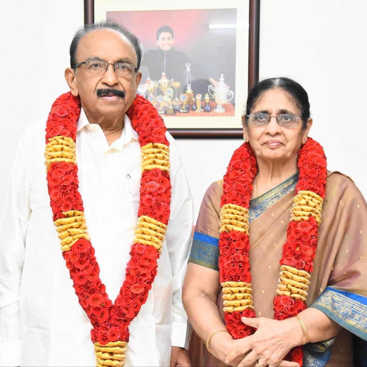 duraivaikooffl's tweet photo. மறுமலர்ச்சி மாமனிதர் இயக்கத்தந்தை வைகோ அவர்களின் 81 ஆவது பிறந்த நாள் விழா தமிழகமெங்கும் தமிழர் தலை நிமிர்வு நாளாக கொண்டாடப்பட்டது!

தந்தை பெரியாரின் ஒப்பற்ற மாணவர், பேரறிஞர் அண்ணாவின் அரசியல் வழித்தோன்றல், முத்தமிழறிஞர் டாக்டர் கலைஞர் அவர்களின் திராவிட இயக்கப் போர்கள், மறுமலர்ச்சி திராவிட முன்னேற்றக் கழகத்தின் சுவாசக் காற்றாகவும் இதயத்துடிப்பாகவும் விளங்கும் எங்கள் இயக்கத் தந்தை வைகோ அவர்களின் 81 வது பிறந்த நாளை “தமிழர் தலை நிமிர்வு நாளாக” தமிழகமெங்கும் உள்ள மறுமலர்ச்சி திமுக தோழர்கள் ரத்ததானம் வழங்கியும், ஏழைகள் மற்றும் ஆதரவற்றோர்களுக்கு உணவு வழங்கியும், கொடிகள் ஏற்றி நலத்திட்டங்கள் வழங்கியும் சிறப்பாக, தன்னெழுச்சியோடு கொண்டாடி வருகின்றனர். 

தலைநகர் சென்னையில், வட சென்னை கிழக்கு மாவட்டக் கழகத்தின் சார்பில் நான் கலந்து கொண்ட மூன்று நிகழ்ச்சிகளும் சிறப்பாக நடைபெற்றது. 

முதலாவதாக வடசென்னை கிழக்கு மாவட்டக் கழகச் செயலாளர், கழக உயர்நிலை குழு உறுப்பினருமான மாமன்ற உறுப்பினர் அண்ணன் சு.ஜீவன் அவர்களது ஏற்பாட்டில், எழும்பூர் மகப்பேறு மருத்துவமனையில் இன்று பிறந்த ஐந்து குழந்தைகளுக்கு தங்க மோதிரமும், குழந்தைகளுக்கு தேவையான ஆடை மற்றும் அத்தியாவசியப் பொருட்களின் தொகுப்பும் வழங்கினேன். 

அடுத்ததாக எழும்பூர் பகுதி கழக செயலாளர் மாமா தென்றல் நிசார் அவர்களின் ஏற்பாட்டில், சேத்துப்பட்டில் உள்ள லிட்டில் சிஸ்டர் ஆதரவற்ற முதியோர் காப்பகத்தில், 150 பேருக்கு நண்பகல் அசைவ உணவும் வழங்கினேன்.

அடுத்ததாக ராயபுரம் பகுதி கழக செயலாளர் சகோதரர் T. விஜயகணேஷ் ஏற்பாட்டில், ராயபுரம் ஆர் எஸ் ஆர் எம் மருத்துவமனையில் மூன்று குழந்தைகளுக்கு தங்க மோதிரமும் 100 பேருக்கு பரிசு பொருட்களும் வழங்கினேன்.

இதுபோல தமிழகம் முழுதும் பல்வேறு மாவட்டங்கள் ஒன்றிய நகர பகுதி கழகங்கள் சார்பில் எண்ணற்ற நலத்திட்ட உதவிகள் வழங்கி, இயக்கத் தந்தை வைகோ அவர்களின் 81 வது பிறந்த நாளை மக்கள் பயன் பெறும் நிகழ்வாக வடிவமைத்த அனைவருக்கும் என் மனமார்ந்த பாராட்டுகளை நன்றியை தெரிவித்துக் கொள்கிறேன்.

முன்னதாக சென்னை அண்ணா நகரில் உள்ள இல்லத்தில் சென்னை மண்டல மாவட்ட கழகச் செயலாளர்கள் மற்றும் தலைமைக் கழக நிர்வாகிகள் கலந்து கொண்டு தலைவர் இயக்கத் தந்தை வைகோ அவர்களிடம் வாழ்த்து பெற்றனர்.

அன்புடன்
துரை வைகோ எம்.பி
முதன்மைச் செயலாளர்
மறுமலர்ச்சி திமுக
22.09.2024