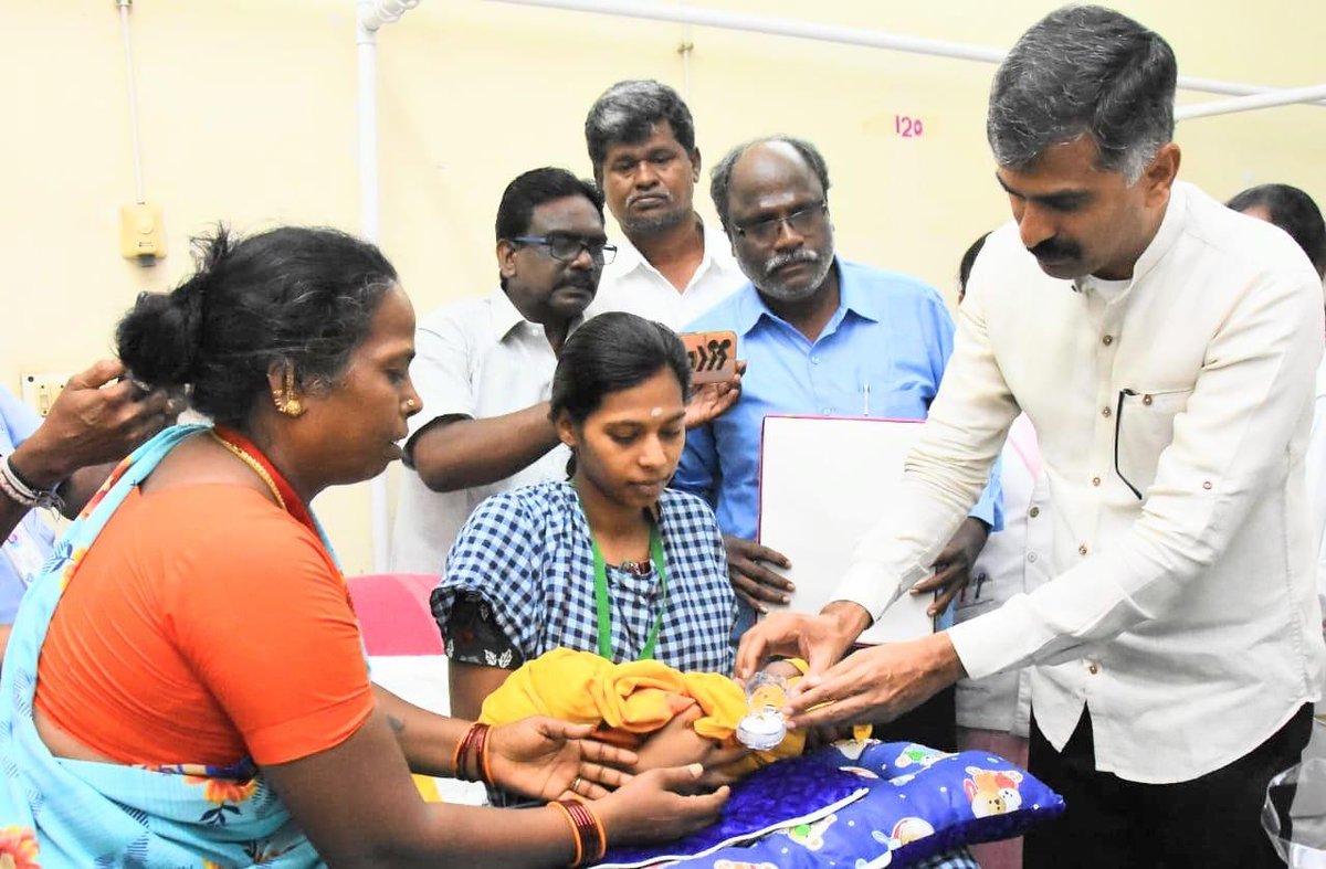duraivaikooffl's tweet photo. மறுமலர்ச்சி மாமனிதர் இயக்கத்தந்தை வைகோ அவர்களின் 81 ஆவது பிறந்த நாள் விழா தமிழகமெங்கும் தமிழர் தலை நிமிர்வு நாளாக கொண்டாடப்பட்டது!

தந்தை பெரியாரின் ஒப்பற்ற மாணவர், பேரறிஞர் அண்ணாவின் அரசியல் வழித்தோன்றல், முத்தமிழறிஞர் டாக்டர் கலைஞர் அவர்களின் திராவிட இயக்கப் போர்கள், மறுமலர்ச்சி திராவிட முன்னேற்றக் கழகத்தின் சுவாசக் காற்றாகவும் இதயத்துடிப்பாகவும் விளங்கும் எங்கள் இயக்கத் தந்தை வைகோ அவர்களின் 81 வது பிறந்த நாளை “தமிழர் தலை நிமிர்வு நாளாக” தமிழகமெங்கும் உள்ள மறுமலர்ச்சி திமுக தோழர்கள் ரத்ததானம் வழங்கியும், ஏழைகள் மற்றும் ஆதரவற்றோர்களுக்கு உணவு வழங்கியும், கொடிகள் ஏற்றி நலத்திட்டங்கள் வழங்கியும் சிறப்பாக, தன்னெழுச்சியோடு கொண்டாடி வருகின்றனர். 

தலைநகர் சென்னையில், வட சென்னை கிழக்கு மாவட்டக் கழகத்தின் சார்பில் நான் கலந்து கொண்ட மூன்று நிகழ்ச்சிகளும் சிறப்பாக நடைபெற்றது. 

முதலாவதாக வடசென்னை கிழக்கு மாவட்டக் கழகச் செயலாளர், கழக உயர்நிலை குழு உறுப்பினருமான மாமன்ற உறுப்பினர் அண்ணன் சு.ஜீவன் அவர்களது ஏற்பாட்டில், எழும்பூர் மகப்பேறு மருத்துவமனையில் இன்று பிறந்த ஐந்து குழந்தைகளுக்கு தங்க மோதிரமும், குழந்தைகளுக்கு தேவையான ஆடை மற்றும் அத்தியாவசியப் பொருட்களின் தொகுப்பும் வழங்கினேன். 

அடுத்ததாக எழும்பூர் பகுதி கழக செயலாளர் மாமா தென்றல் நிசார் அவர்களின் ஏற்பாட்டில், சேத்துப்பட்டில் உள்ள லிட்டில் சிஸ்டர் ஆதரவற்ற முதியோர் காப்பகத்தில், 150 பேருக்கு நண்பகல் அசைவ உணவும் வழங்கினேன்.

அடுத்ததாக ராயபுரம் பகுதி கழக செயலாளர் சகோதரர் T. விஜயகணேஷ் ஏற்பாட்டில், ராயபுரம் ஆர் எஸ் ஆர் எம் மருத்துவமனையில் மூன்று குழந்தைகளுக்கு தங்க மோதிரமும் 100 பேருக்கு பரிசு பொருட்களும் வழங்கினேன்.

இதுபோல தமிழகம் முழுதும் பல்வேறு மாவட்டங்கள் ஒன்றிய நகர பகுதி கழகங்கள் சார்பில் எண்ணற்ற நலத்திட்ட உதவிகள் வழங்கி, இயக்கத் தந்தை வைகோ அவர்களின் 81 வது பிறந்த நாளை மக்கள் பயன் பெறும் நிகழ்வாக வடிவமைத்த அனைவருக்கும் என் மனமார்ந்த பாராட்டுகளை நன்றியை தெரிவித்துக் கொள்கிறேன்.

முன்னதாக சென்னை அண்ணா நகரில் உள்ள இல்லத்தில் சென்னை மண்டல மாவட்ட கழகச் செயலாளர்கள் மற்றும் தலைமைக் கழக நிர்வாகிகள் கலந்து கொண்டு தலைவர் இயக்கத் தந்தை வைகோ அவர்களிடம் வாழ்த்து பெற்றனர்.

அன்புடன்
துரை வைகோ எம்.பி
முதன்மைச் செயலாளர்
மறுமலர்ச்சி திமுக
22.09.2024