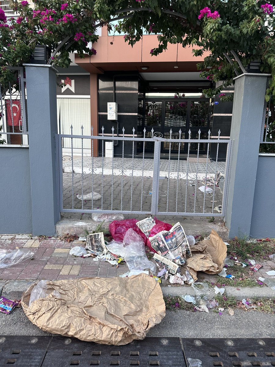 alplion69's tweet photo. Çiğli Ataşehir kapalı pazaryeri karsında çöplükten evimize giremiyoruz 24saat oldu temizlenmedi @ciglibelediyesi @izmirbld @izmirdecevirme @herkesicinCHP https://t.co/LSuthzyRwz