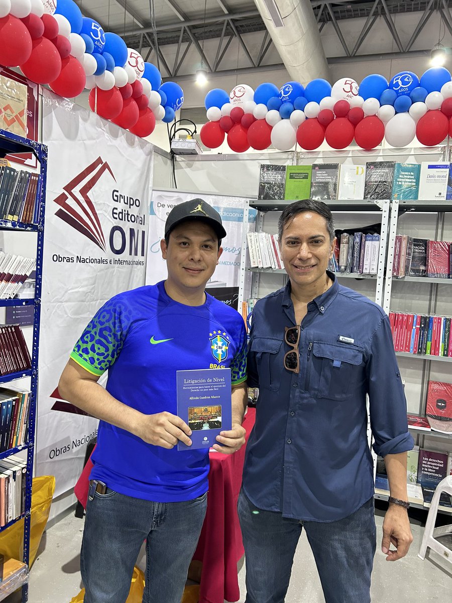 Ayer en la <a href="/FeriaLibroGYE/">FIL Guayaquil</a> saludé con amigos y colegas que adquirieron mis obras. Nunca me cansaré de agradecerles que confíen en mi trabajo.