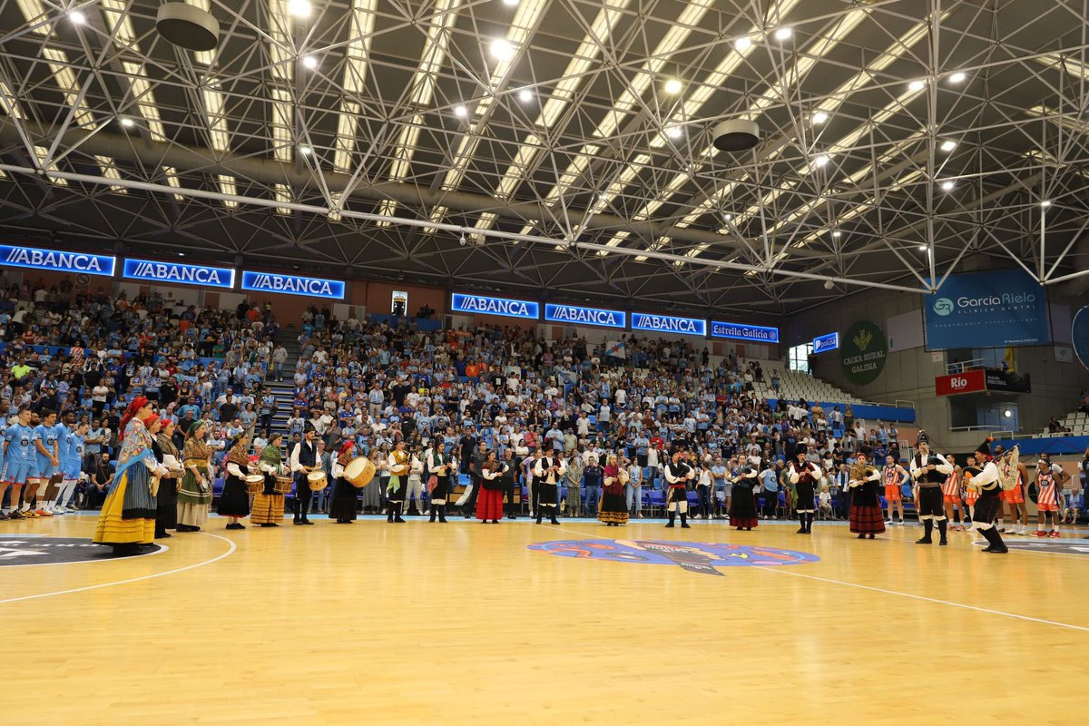 “Cántigas e Frores” 🎶 interpreta o Himno Galego 💙🤍 no inicio da 3️⃣8️⃣ #CopaGaliciaFGB ⛹🏻‍♂️ <a href="/Xunta/">Xunta de Galicia</a> 

Abrése así a Festa do #BaloncestoGalego de man da
<a href="/AXSC/">AXSC</a> 🫶🏀

Sorte a ambos equipos, e á desfrutala! 😀

<a href="/CBBreogan/">Río Breogán</a> <a href="/basquetcoruna/">Leyma Basquet Coruña 🍊</a>