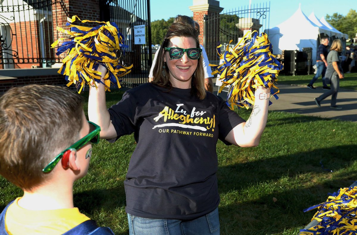 alleghenycol's tweet photo. Game day energy was ON last night 🔥

#AlumniGathering #AlumniReunion #BlueAndGoldWeekend #CampusEvent #CollegeEvents #CommunityCelebration #CommunityGathering #GameDayEnergy #Homecoming #HomecomingCelebration #InForAllegheny #Reunion #SchoolSpirit https://t.co/X8RJOcG6L1